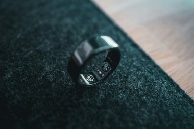 Smartring Ultrahuman vs. inne smart ringi - co wyróżnia ten model?